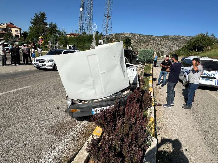 konyada-minibus-ile-otomobil-carpisti-1-kisi-oldu-yaralilar-var