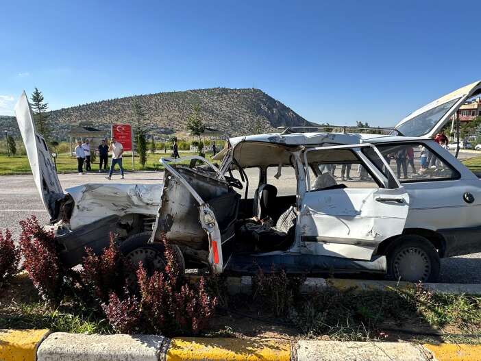konyada-minibus-ile-otomobil-carpisti-1-kisi-oldu-yaralilar-var