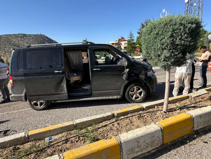 konyada-minibus-ile-otomobil-carpisti-1-kisi-oldu-yaralilar-var