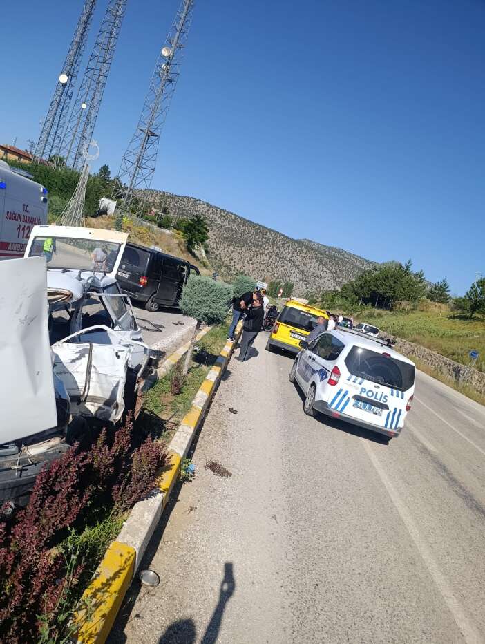 konyada-minibus-ile-otomobil-carpisti-mustafa-korkmaz-oldu-yaralilar-var