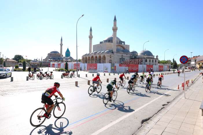 565-sporcu-konyada-pedal-cevirdi-para-odullu-granfondo-bisiklet-yol-yarisi-nefes-kesti
