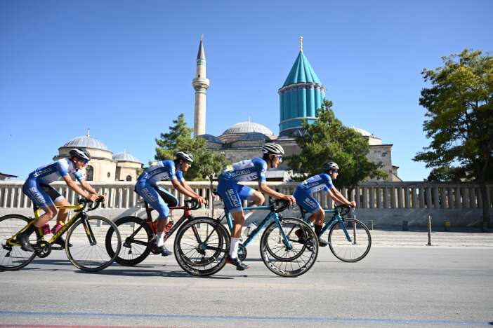 565-sporcu-konyada-pedal-cevirdi-para-odullu-granfondo-bisiklet-yol-yarisi-nefes-kesti