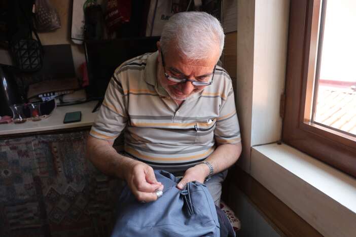 konyada-12-metrekareye-sigan-koca-bir-omur-babasinin-mirasini-ilmek-ilmek-isliyor