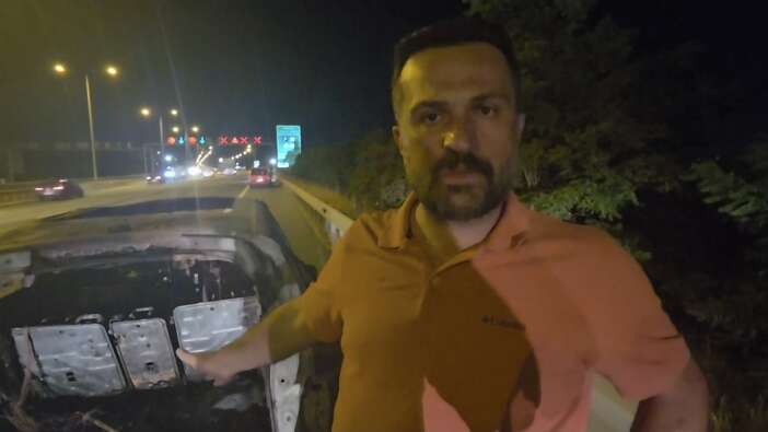 otoyolda-can-pazari-seyir-halindeki-elektrikli-otomobil-alev-aldi
