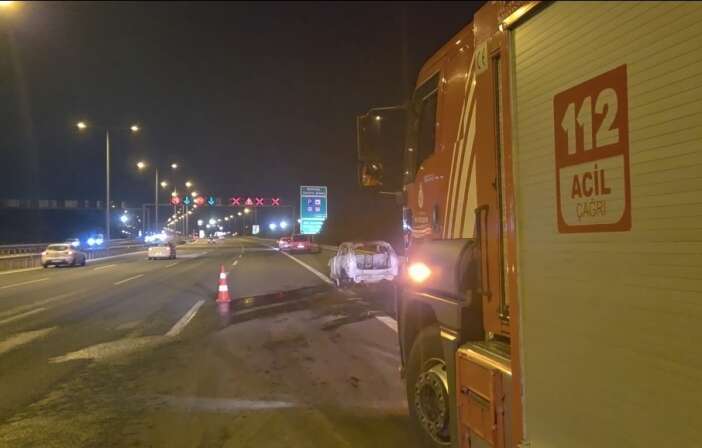 otoyolda-can-pazari-seyir-halindeki-elektrikli-otomobil-alev-aldi