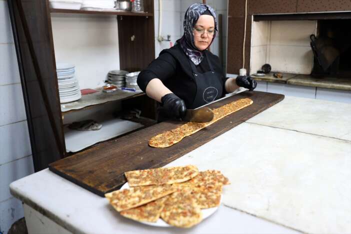 restorani-kapanmasin-diye-kuregi-eline-aldi-konyada-etli-ekmek-ustasi-oldu