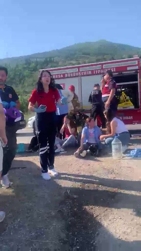 isci-servisi-otomobille-kafa-kafaya-carpisti-15-kisi-yaralandi