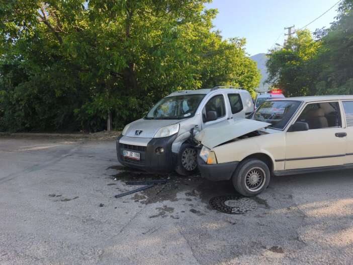 konyada-iki-arac-carpisti-4-kisi-yaralandi