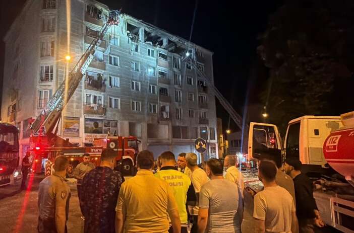 apartmanin-son-katindaki-patlama-oldu-2-can-kaybi-var