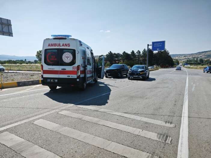 biri-konya-plakali-iki-otomobil-carpisti-6-yarali-var