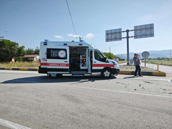 biri-konya-plakali-iki-otomobil-carpisti-6-yarali-var
