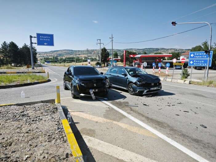 biri-konya-plakali-iki-otomobil-carpisti-6-yarali-var