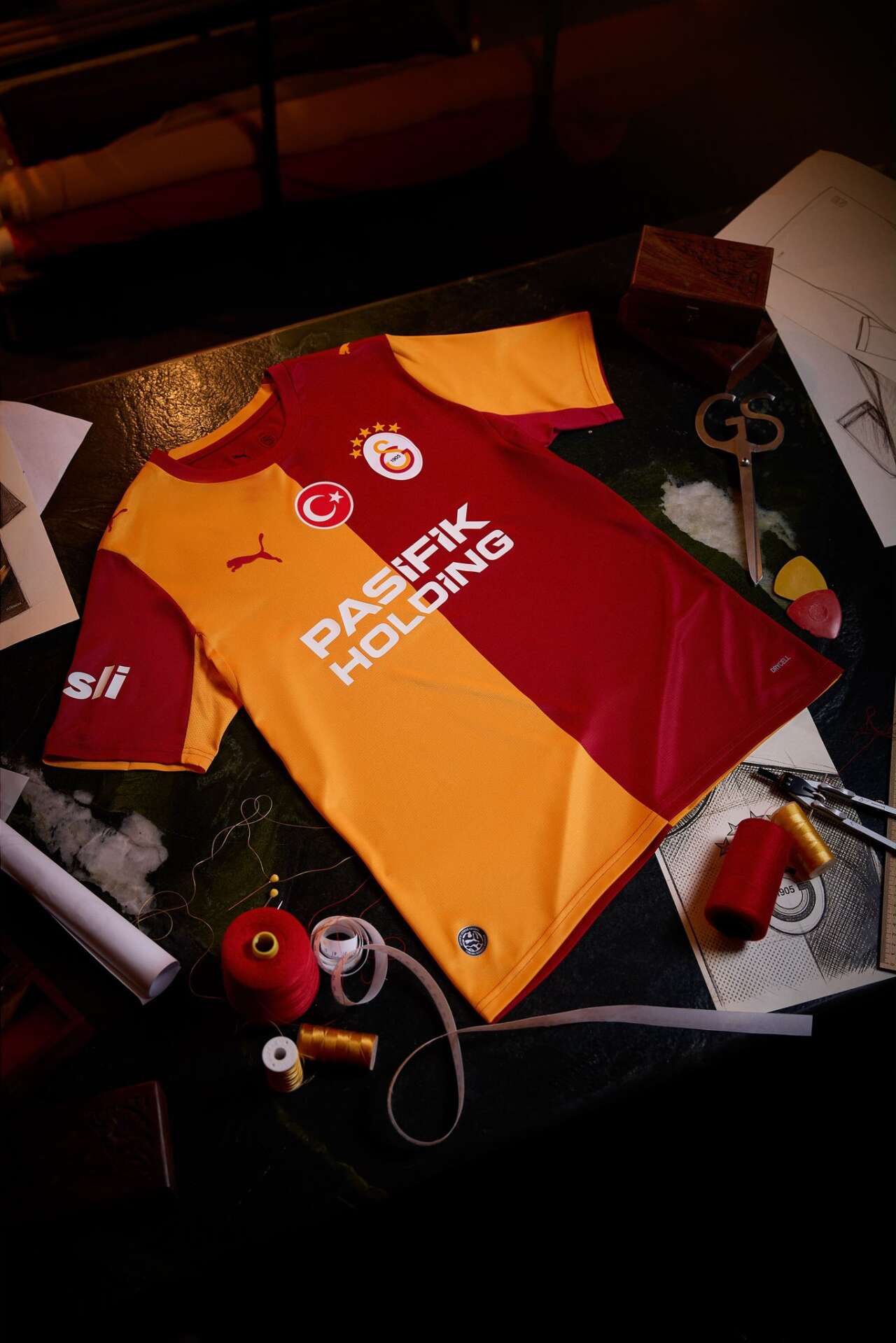 galatasaray-yeni-sezon-formalarini-tanitti-fiyatlar-dudak-ucuklatiyor