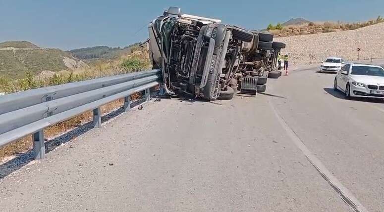 konya-antalya-yolu-demirkapi-tuneli-cikisinda-tir-kazasi-surucu-yarali-kurtarildi