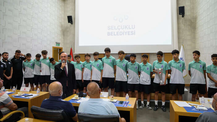 konyanin-gururlari-sampiyonluk-sevincini-baskanlik-makamina-tasidi