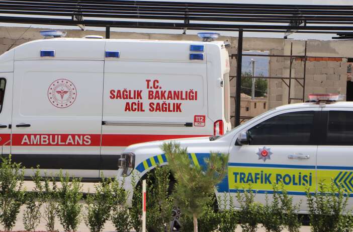 konya-yolunda-kontrolden-cikan-otomobil-celik-bariyerlere-carpti