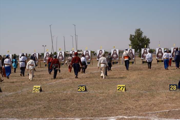 geleneksel-okcular-konyada-yay-cekiyor
