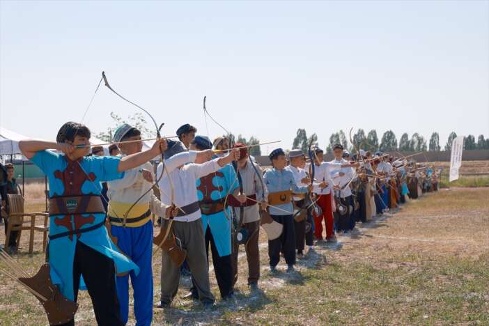 geleneksel-okcular-konyada-yay-cekiyor