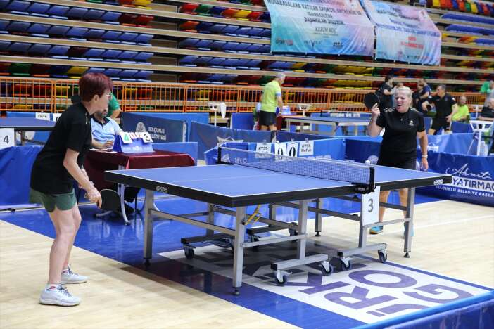 masa-tenisi-sampiyonasi-basladi-her-yastan-sporcu-konyada-bulustu