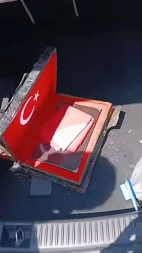 yanan-is-yerinde-dikkat-ceken-goruntu-alevlerden-zarar-gormediler