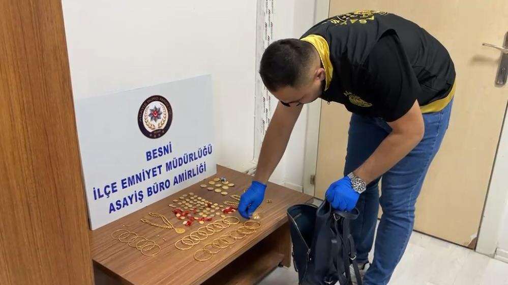 yerde-buldugu-cantadan-cikanlar-say-say-bitmedi