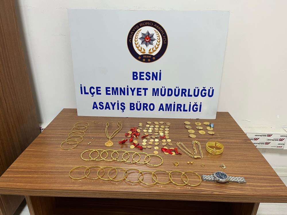 yerde-buldugu-cantadan-cikanlar-say-say-bitmedi