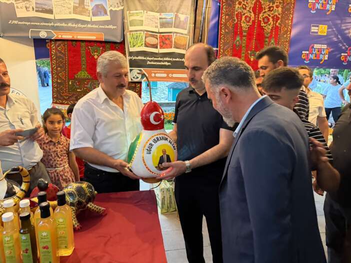 bir-fideyle-basladi-turkiyeye-yayildi-derbentli-ustanin-el-emegi-baskan-altaya-hediye-edildi