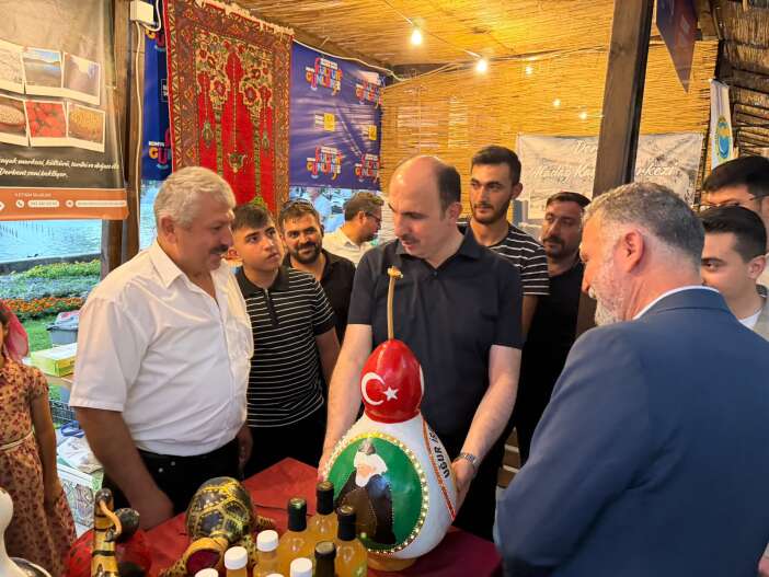 bir-fideyle-basladi-turkiyeye-yayildi-derbentli-ustanin-el-emegi-baskan-altaya-hediye-edildi