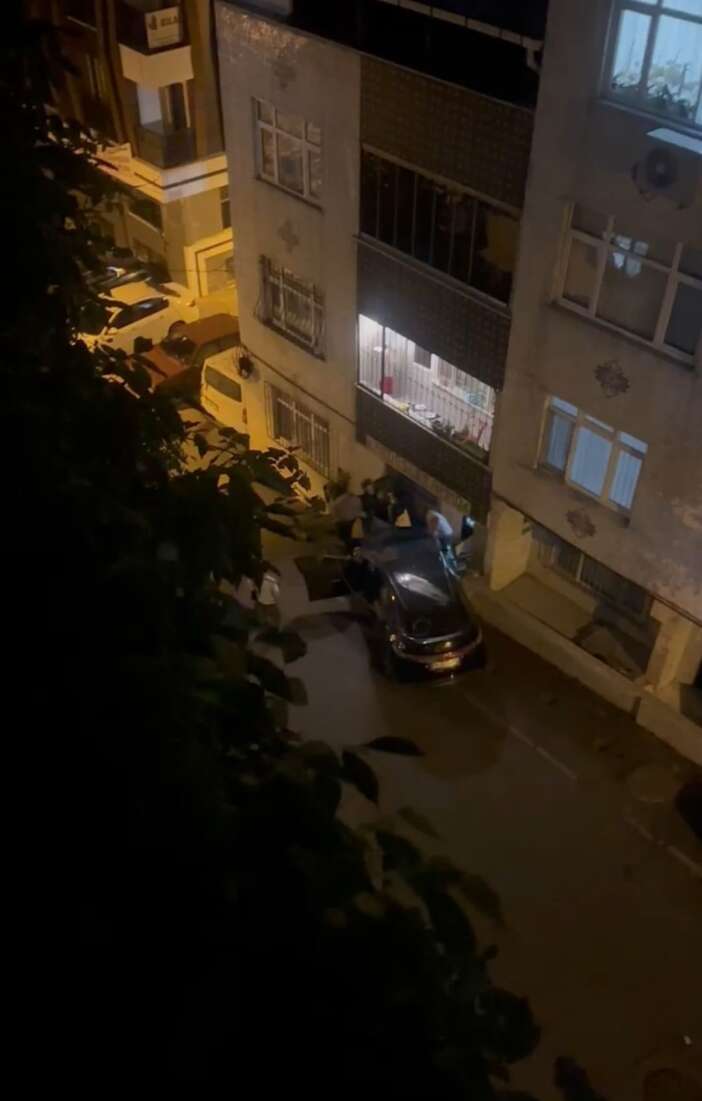 kayan-otomobil-3-katli-binayi-alarma-gecirdi-vatandaslar-tahliye-edildi