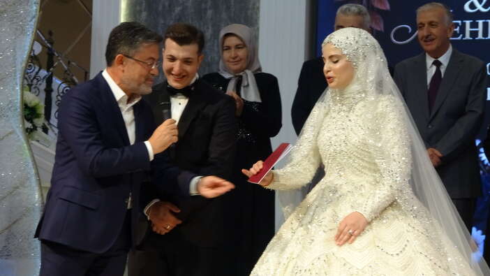 konya-sanayi-odasi-baskani-oglunu-evlendirdi-sahit-bakan-yumakli-oldu