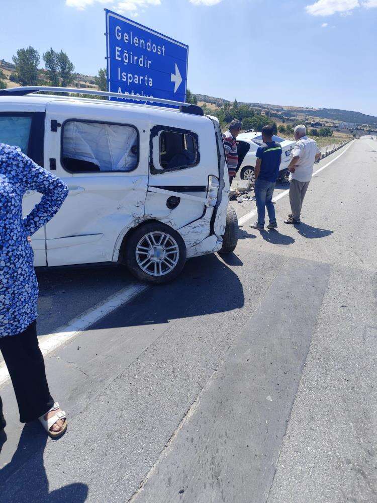 konya-yolunda-kavsakta-iki-otomobil-carpisti-kaza-ucuz-atlatildi