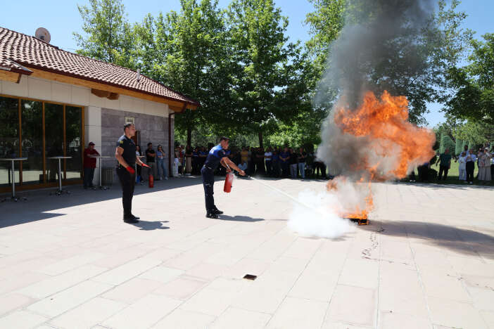 konyada-yangin-hazirligi-belediye-personelleri-uygulamali-ogrendi