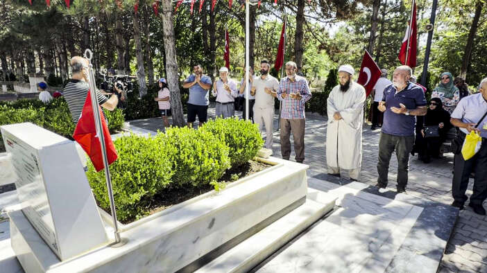 15-temmuz-kahramani-omer-halisdemirin-kabrine-ziyaretci-akini