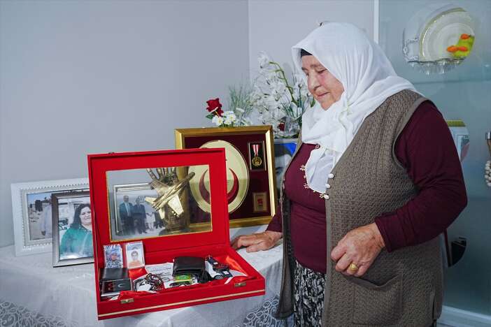 bir-anneye-iki-aci-birden-kizini-topraga-verecekken-oglunun-sehadet-haberini-aldi