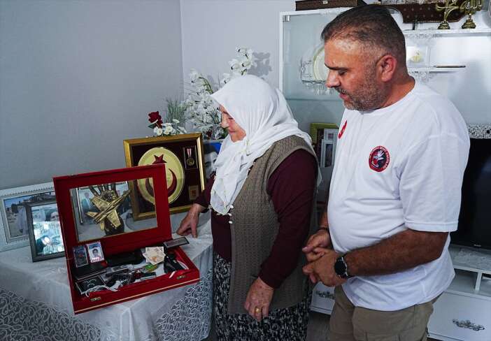 bir-anneye-iki-aci-birden-kizini-topraga-verecekken-oglunun-sehadet-haberini-aldi