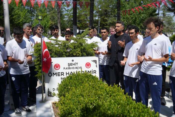 sehit-omer-halisdemir-icin-pedal-ceviren-bisikletcilerin-rotasina-konya-da-girdi