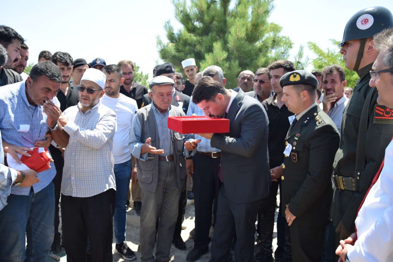 sozlesmeli-er-huseyin-uzundemir-memleketi-konyada-topraga-verildi