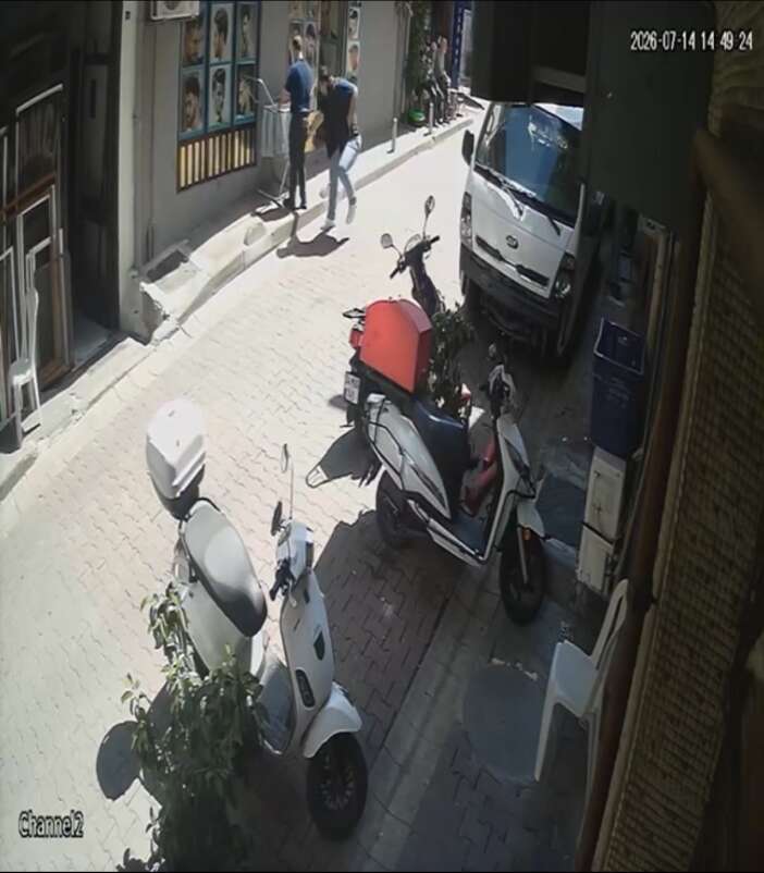 22-yasindaki-genc-sac-kesimi-begenmeyince-berberi-bicakladi