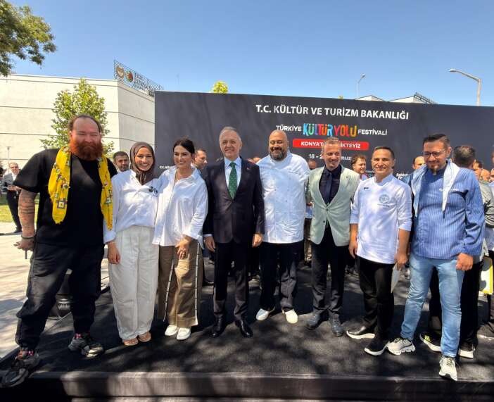 konyada-festival-coskusu-basladi-9-gun-boyunca-unlu-akini-olacak