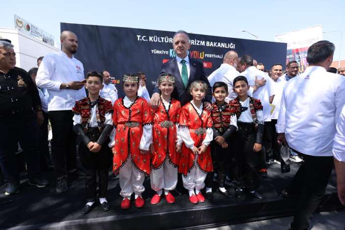 konyada-festival-coskusu-basladi-9-gun-boyunca-unlu-akini-olacak