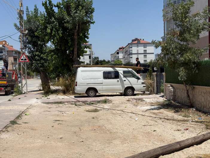 konyada-vinc-faciayi-getiriyordu-direk-minibusun-uzerine-boyle-dustu