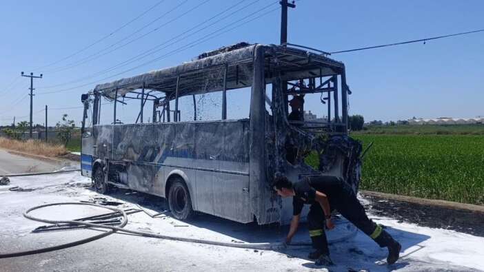seyir-halindeki-midibus-alev-alev-yandi-surucunun-sogukkanliligi-faciayi-onledi