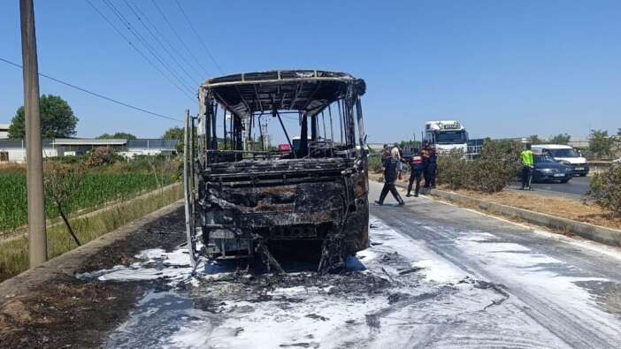 seyir-halindeki-midibus-alev-alev-yandi-surucunun-sogukkanliligi-faciayi-onledi