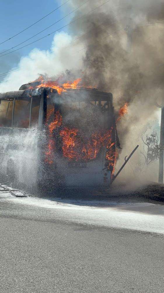 seyir-halindeki-midibus-alev-alev-yandi-surucunun-sogukkanliligi-faciayi-onledi