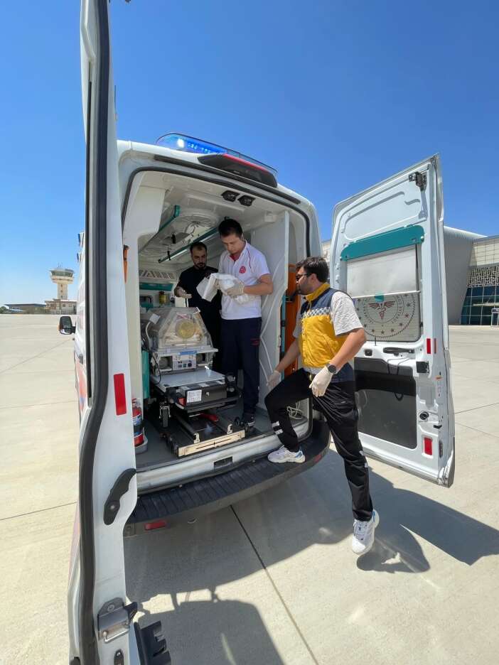 14-gunluk-bebek-icin-zamanla-yaris-konyaya-ambulans-ucak-havalandi