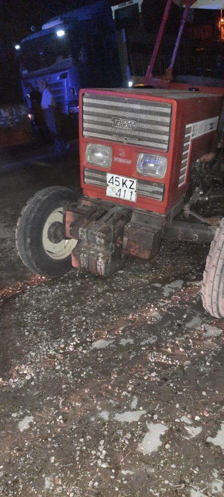 otomobil-ile-traktor-kafa-kafaya-carpisti-kari-koca-agir-yaralandi