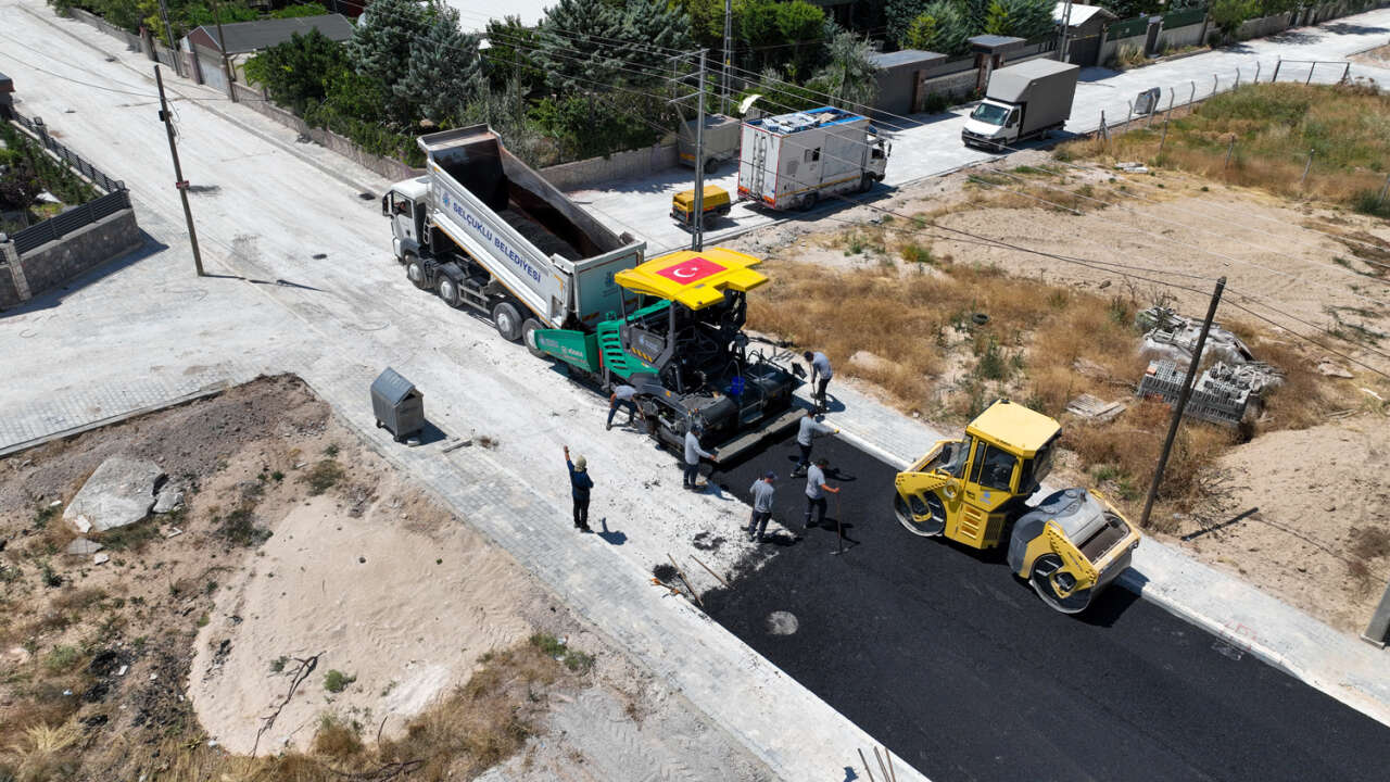 selcukluda-ulasim-konforu-icin-yogun-mesai-bin-ton-asfalt-serilecek