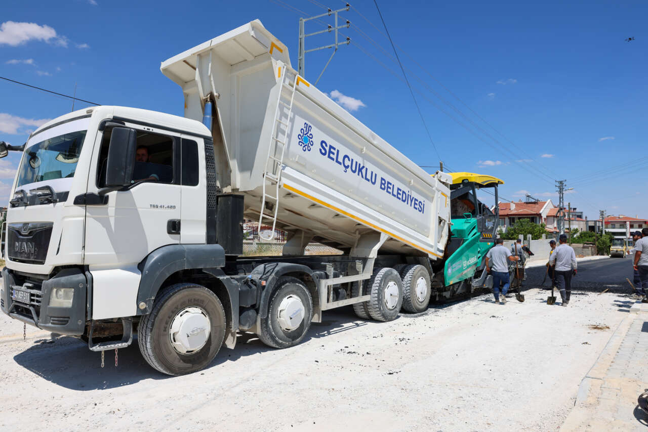 selcukluda-ulasim-konforu-icin-yogun-mesai-bin-ton-asfalt-serilecek