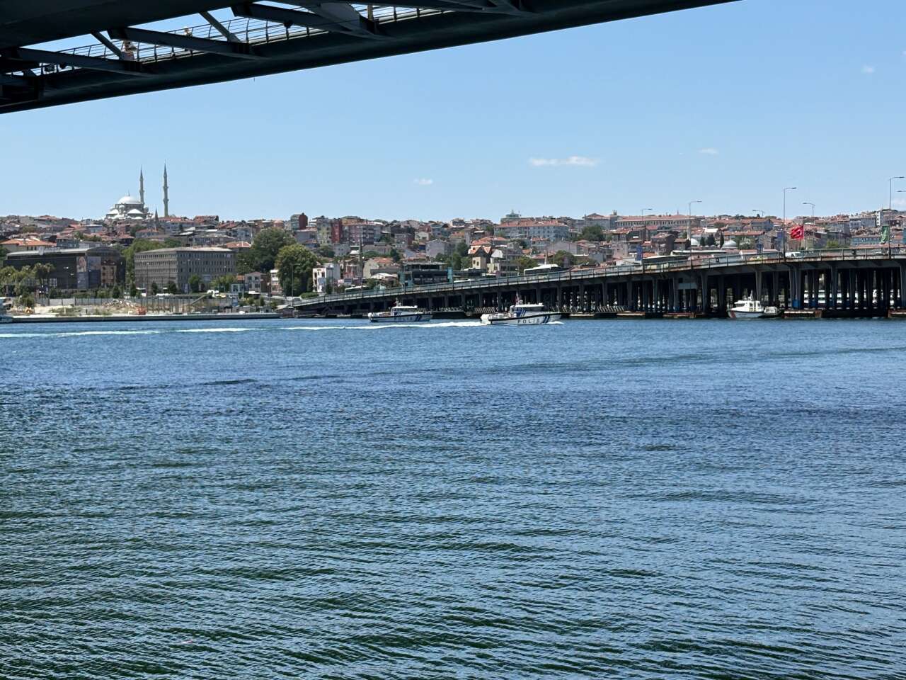 tur-teknesi-kopru-ayagina-carpti-yasin-konya-denize-dustu-arama-suruyor