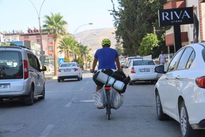 iki-yil-once-kaybettigi-annesi-icin-yollarda-kutsal-topraklara-pedal-ceviriyor